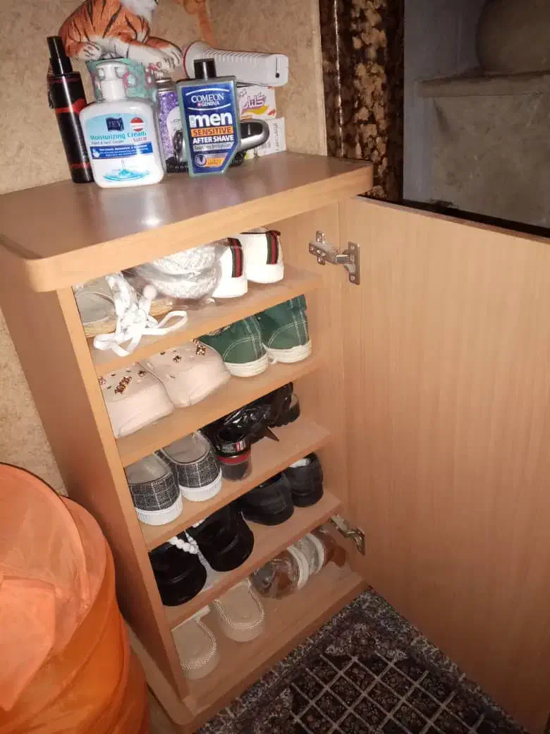 ویترین  کلاسیک  و یک جاکفشی جدا و نمای چوب روی سقف|بوفه، ویترین، کنسول|کرج, مطهری|دیوار