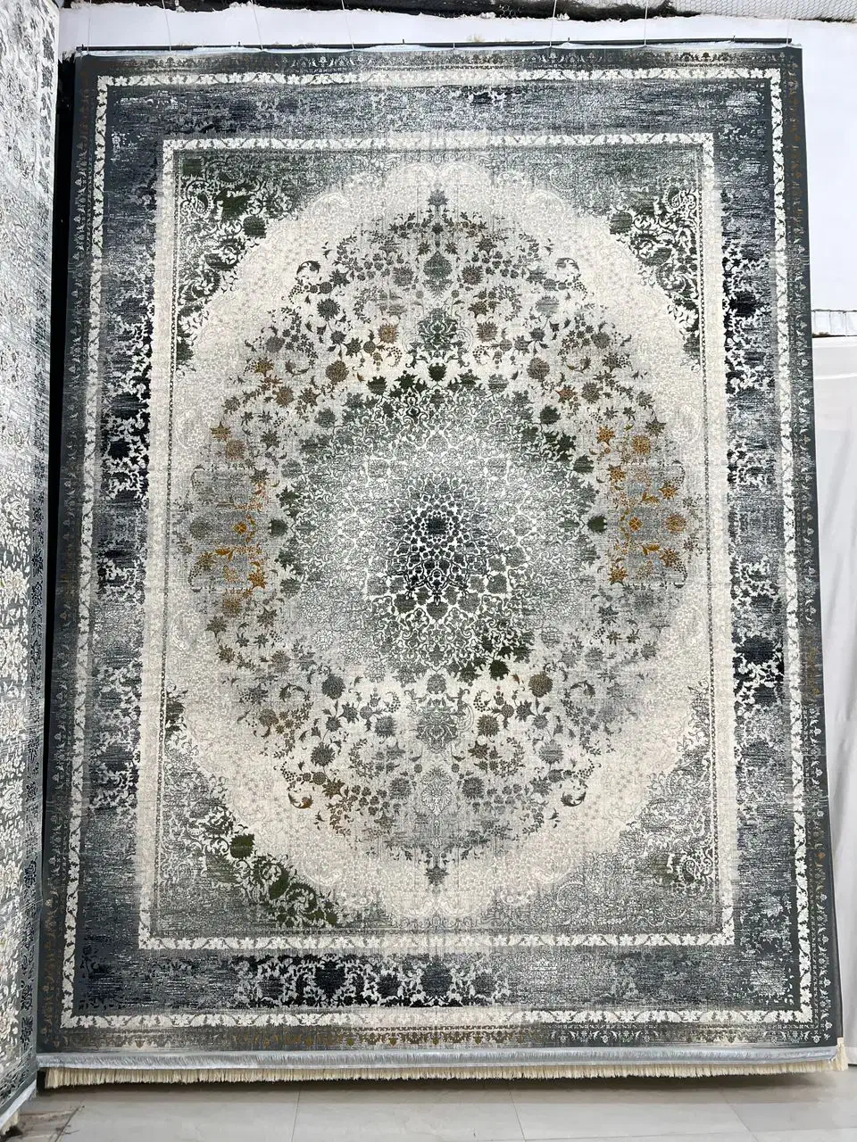 انواع فرش در چهار راه امام روبرو بانک توسعه تعاون|فرش|شوشتر, |دیوار