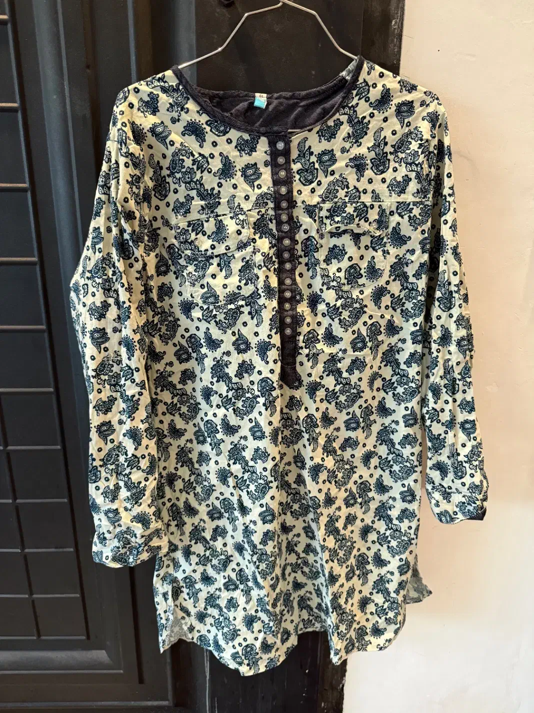 تعدادی لباس|لباس|آمل, |دیوار