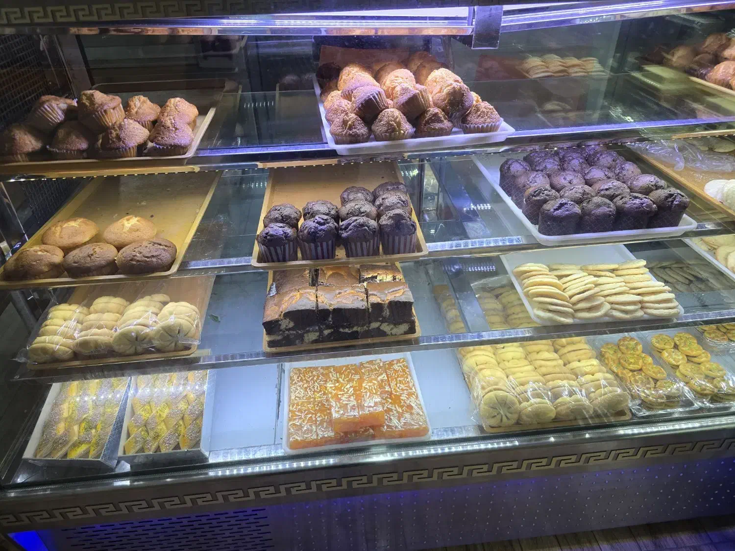 نیازمند نیروی خانم در نان فانتزی|استخدام خدمات فروشگاه و رستوران|صدرا-فارس, فاز ۱|دیوار