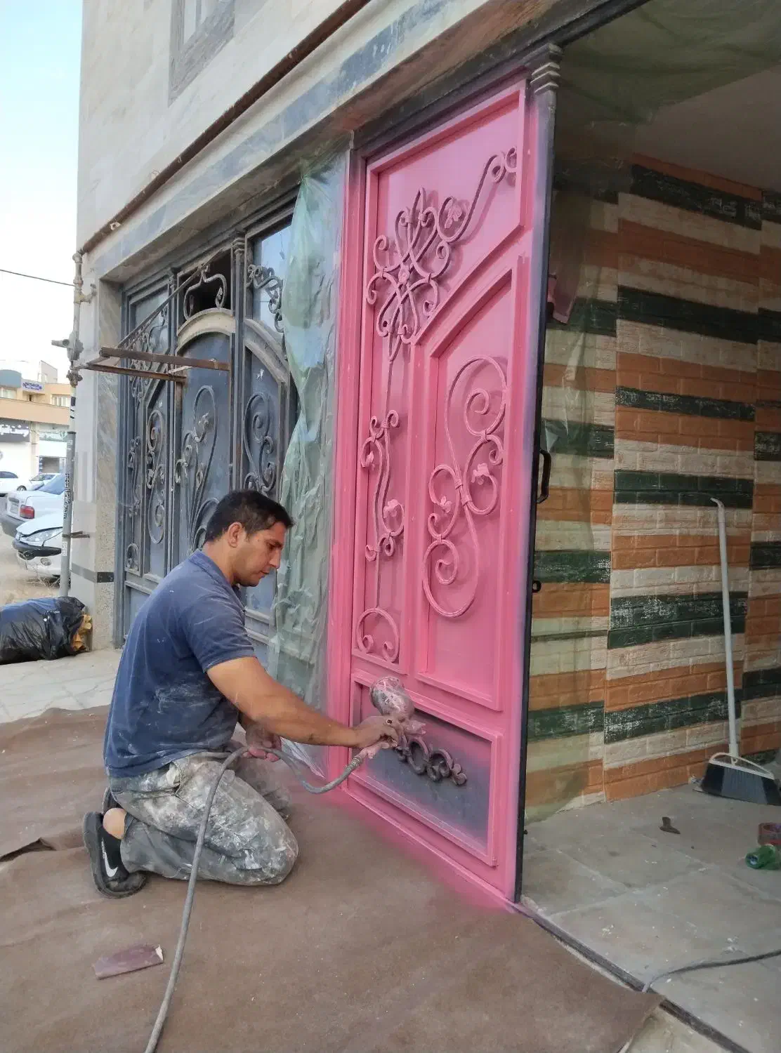 نقاشی و رنگ آمیزی ساختمان درب و پنجره نرده و ...|خدمات پیشه و مهارت|شیراز, فلکه گاز|دیوار