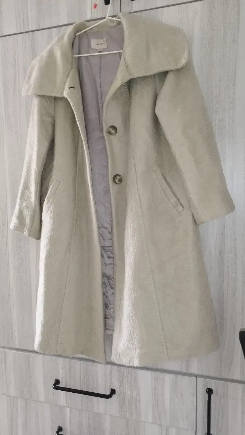 دو عدد پالتو|لباس|ساری, |دیوار