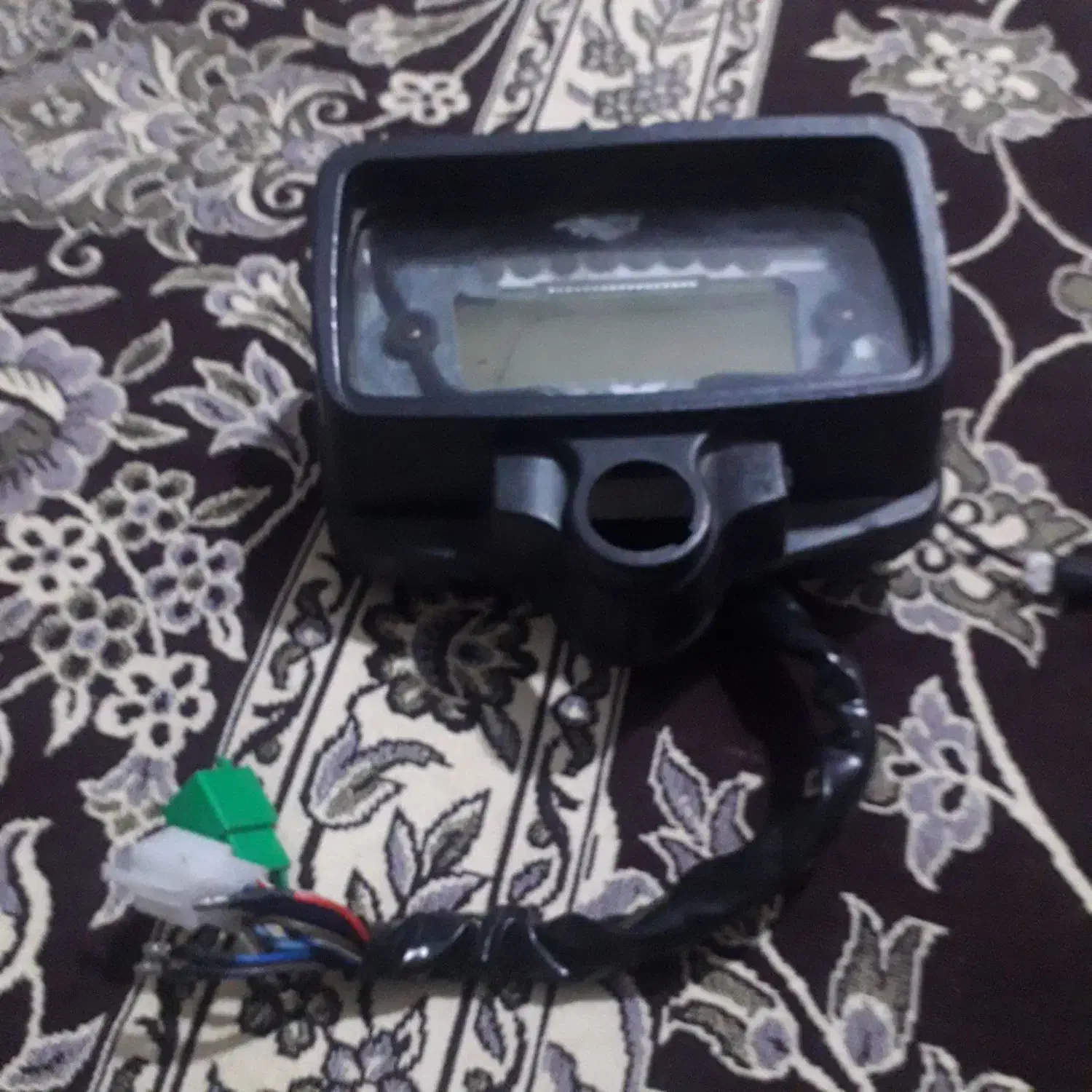 شکلات خوری کیلو متر تمام دیجیتال ولی قابش شکسته|صنایع دستی و سایر لوازم تزئینی|ملایر, |دیوار