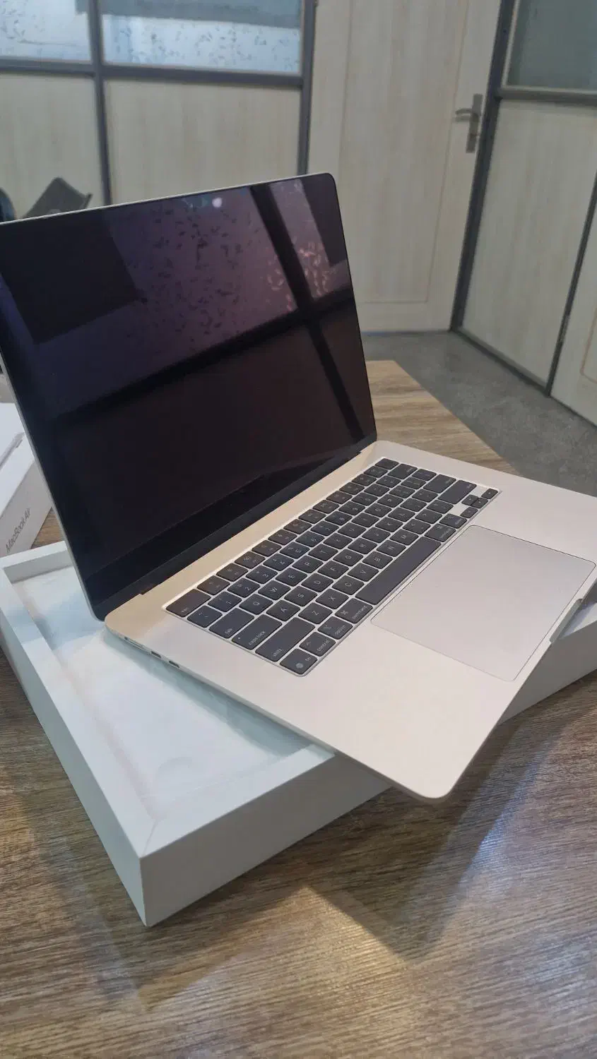 مک بوک|رایانه همراه|شهر ری, شهادت|دیوار