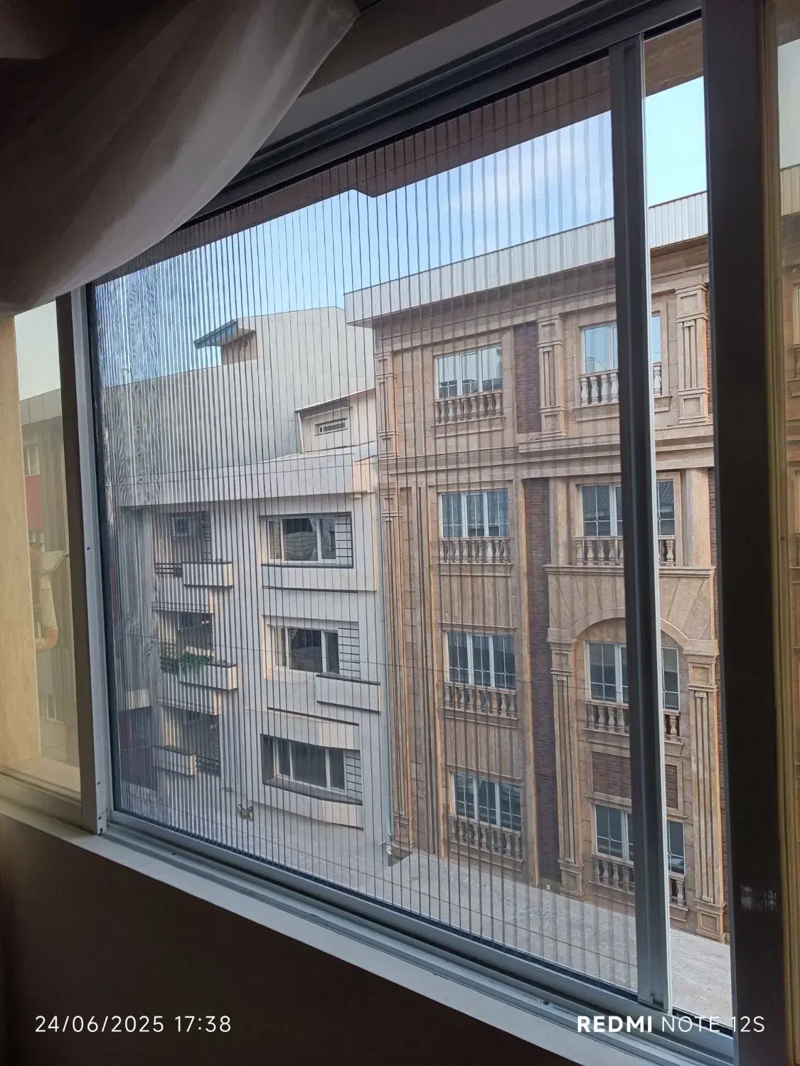 توری پلیسه کشویی گلدن مش تحویل یکروز|خدمات پیشه و مهارت|رشت, استقامت ۱|دیوار