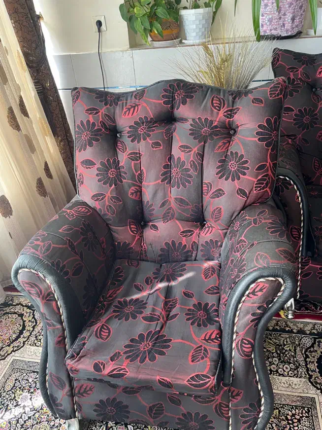 قیمت پنج میلیون مبل تمیز بدون پارگی همراه با روکش|مبلمان خانگی و میز عسلی|شهرضا, |دیوار