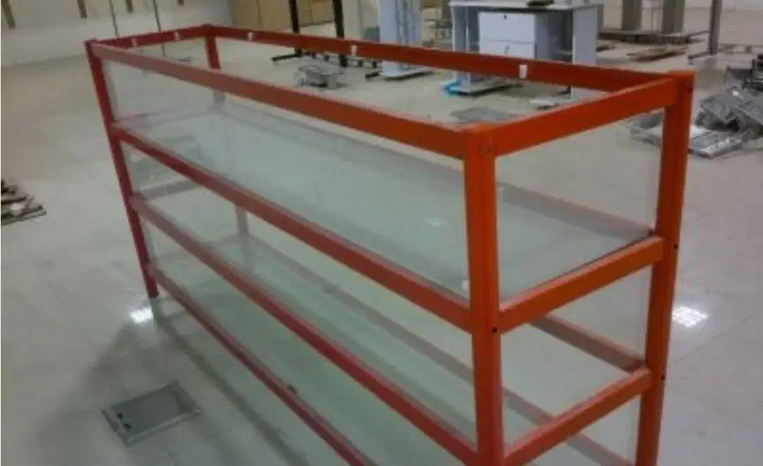 یک عدد ویترین نو قرمز رنگ ۱مترنیم به فروش میرسد|فروشگاه و مغازه|کوهدشت, |دیوار