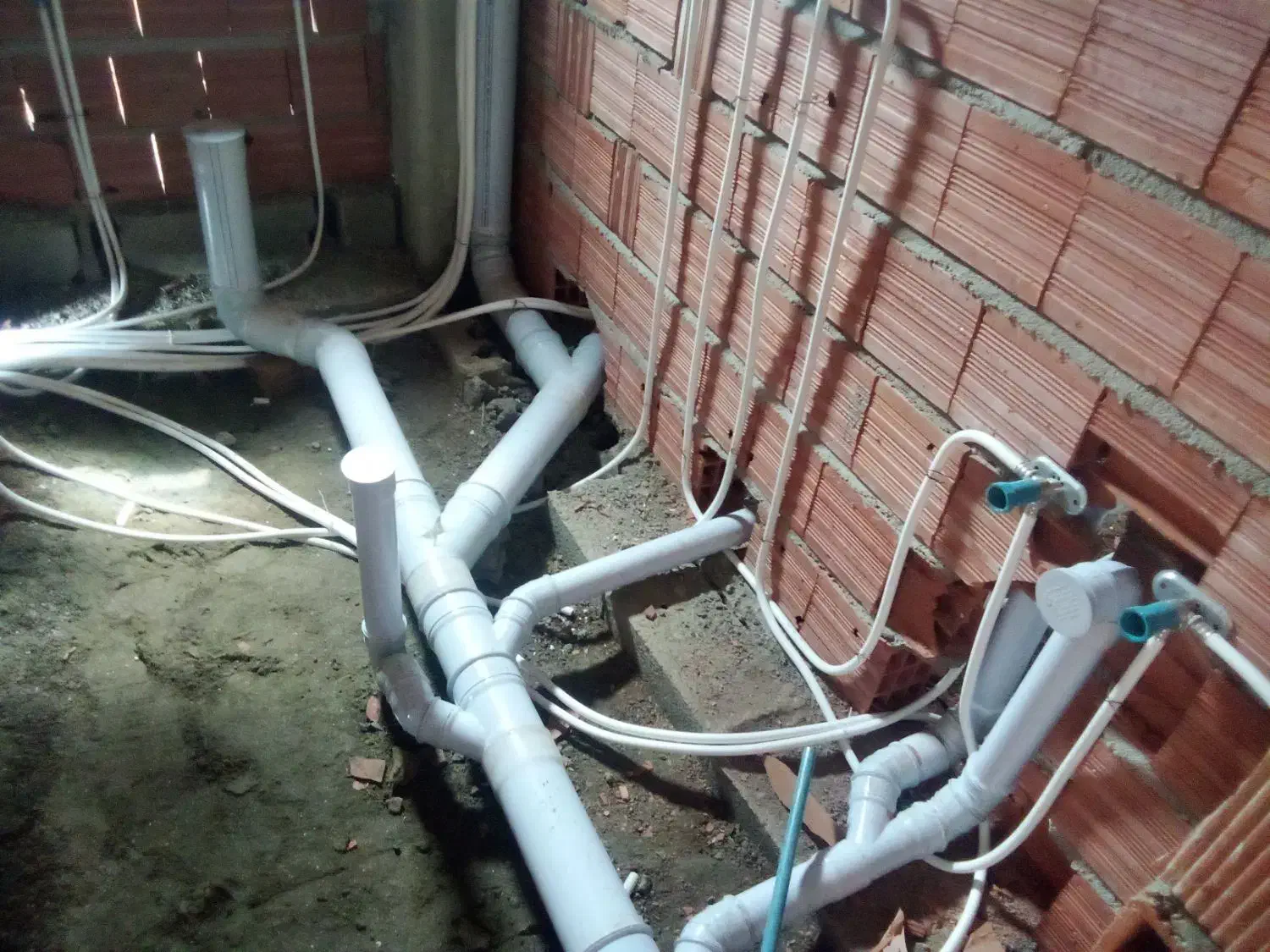 لوله کشی کامل  آب و فاضلاب ساختمان|خدمات پیشه و مهارت|آستارا, |دیوار