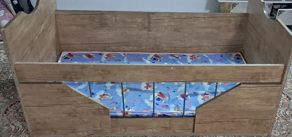 تخت خواب|تخت و صندلی بچه|بروجرد, |دیوار