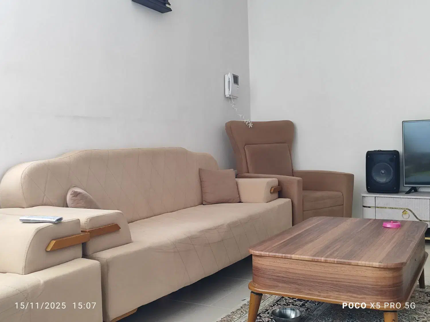 مبل راحتی|مبلمان خانگی و میز عسلی|صدرا-فارس, فاز ۱|دیوار