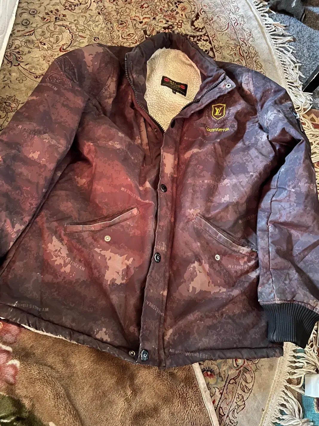 کاپشن|لباس|ارومیه, |دیوار