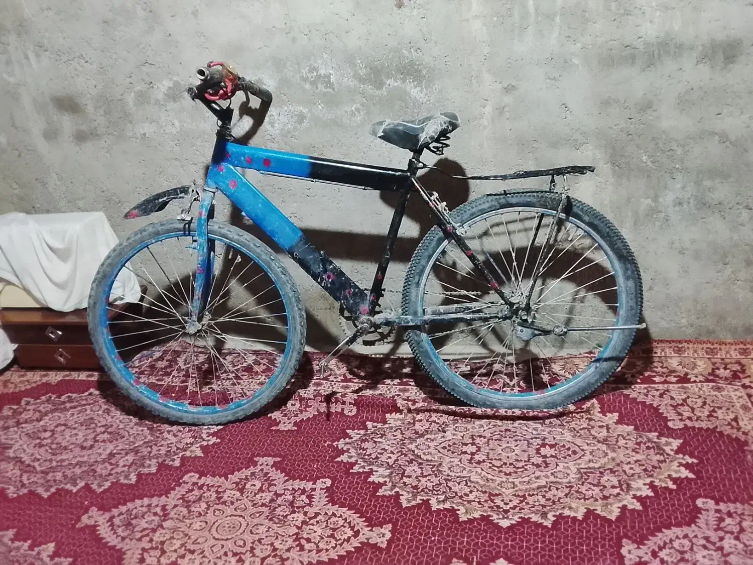 دوچرخه.|دوچرخه، اسکیت، اسکوتر|پسکوه, |دیوار