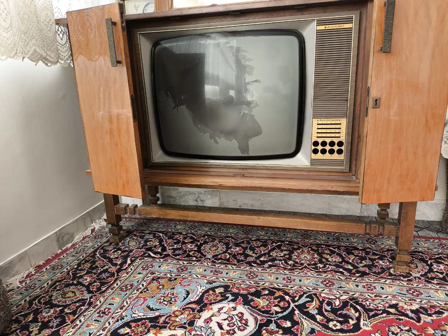 کمد دکوری قدیمی|کلکسیون اشیاء عتیقه|یزد, |دیوار