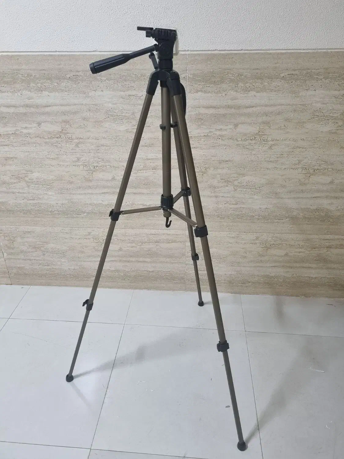 سه پایه دوربین|دوربین عکاسی و فیلم‌برداری|اصفهان, کوی شهید کشوری|دیوار