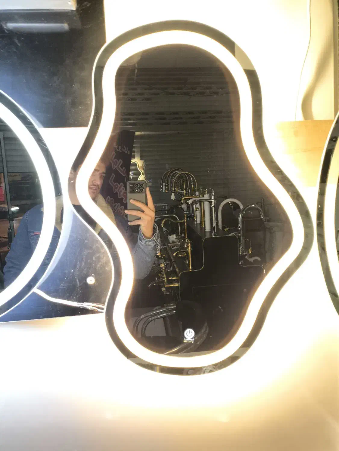 آینه بک لایت|آینه|نیشابور, فرح بخش|دیوار