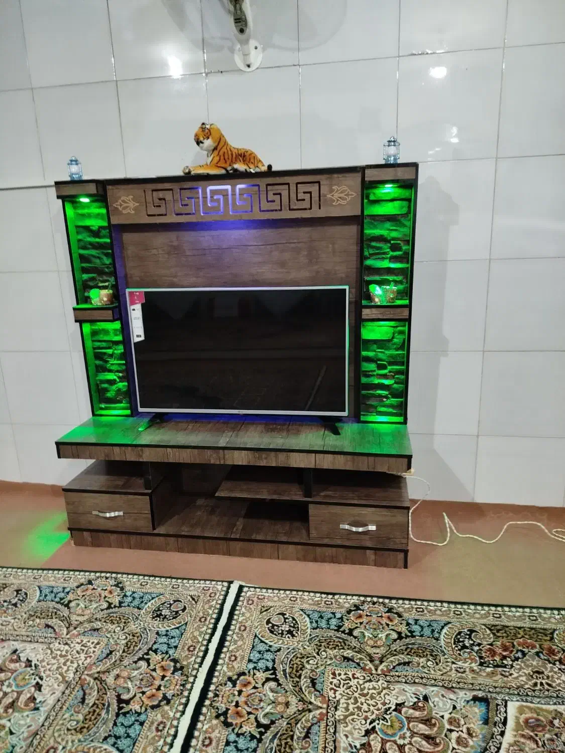 آکواریوم شیشه خم با وسایل بدون ماهی|ماهی|قائن, |دیوار