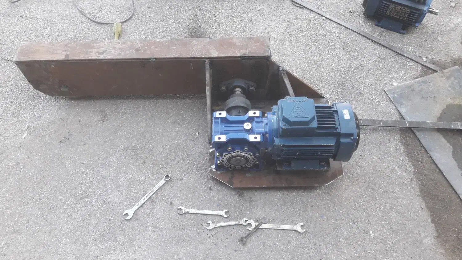 جوشکاری( اسکلت فلزی اجرای کامل شیروانی)|خدمات پیشه و مهارت|قزوین, |دیوار