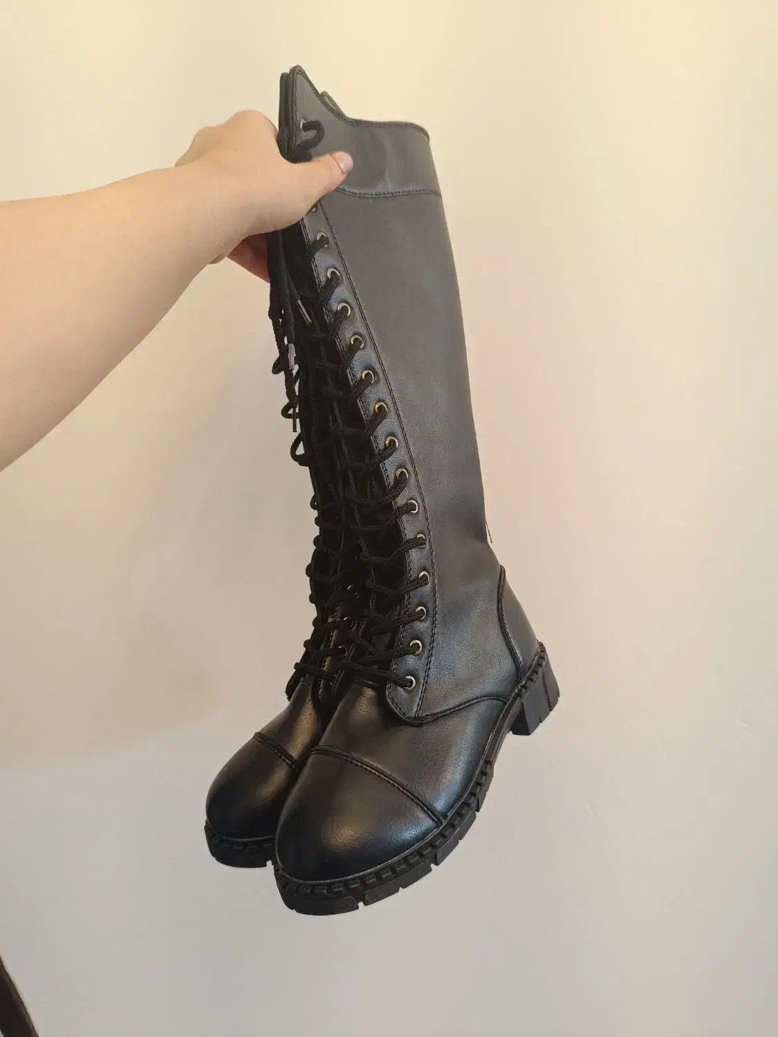 بوت بلند|کیف، کفش، کمربند|ساری, |دیوار