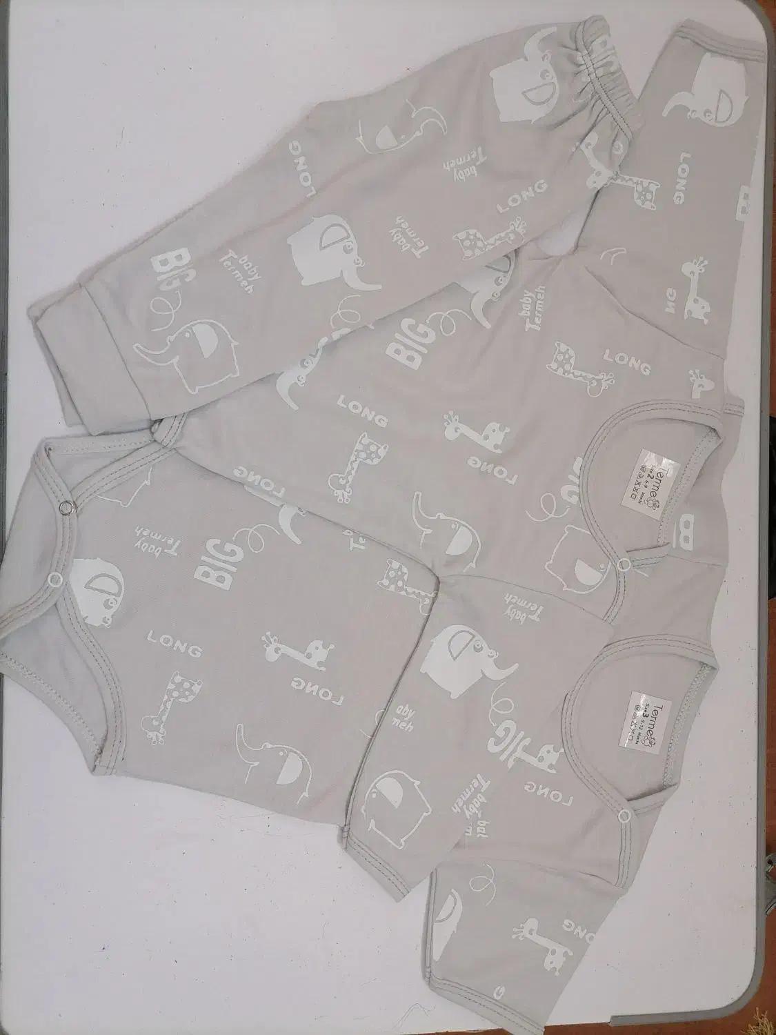 لباس بچگانه و نوزاد|کفش و لباس بچه|تایباد, |دیوار