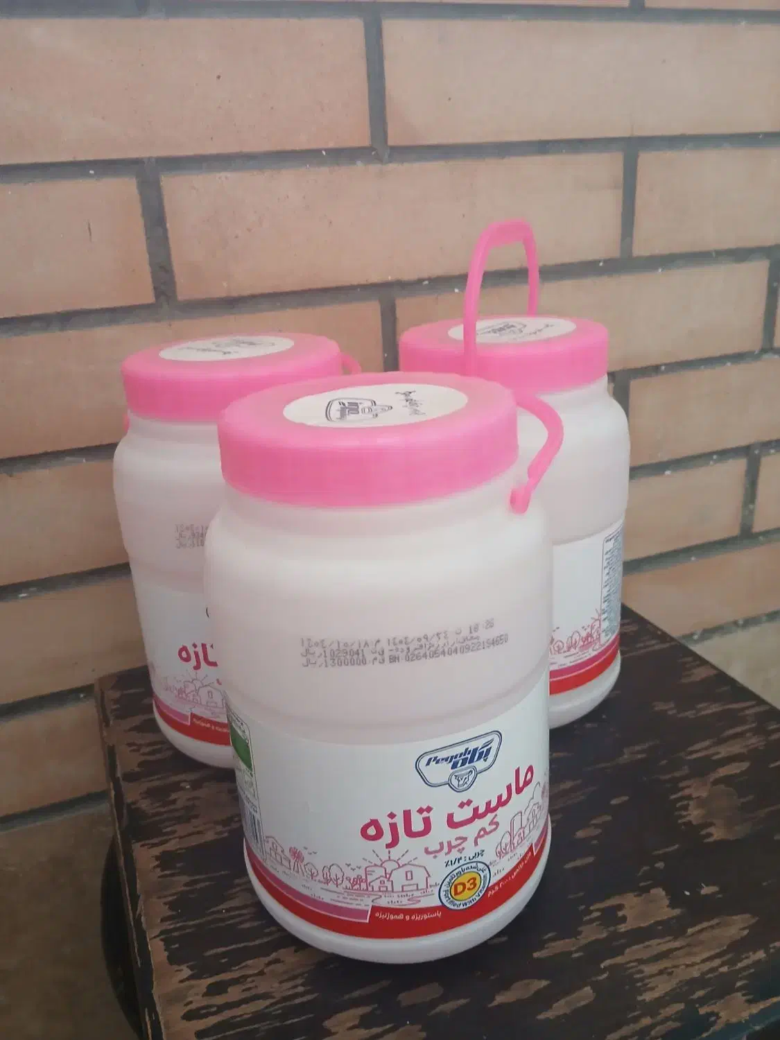 دبه ماستی|ظروف نگهدارنده، پلاستیکی، یک‌بارمصرف|اصفهان, باغ فدک|دیوار