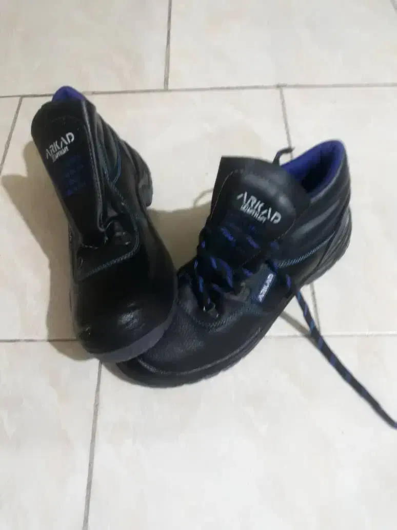 کفش کار|کیف، کفش، کمربند|کرج, ساسانی (قلمستان)|دیوار