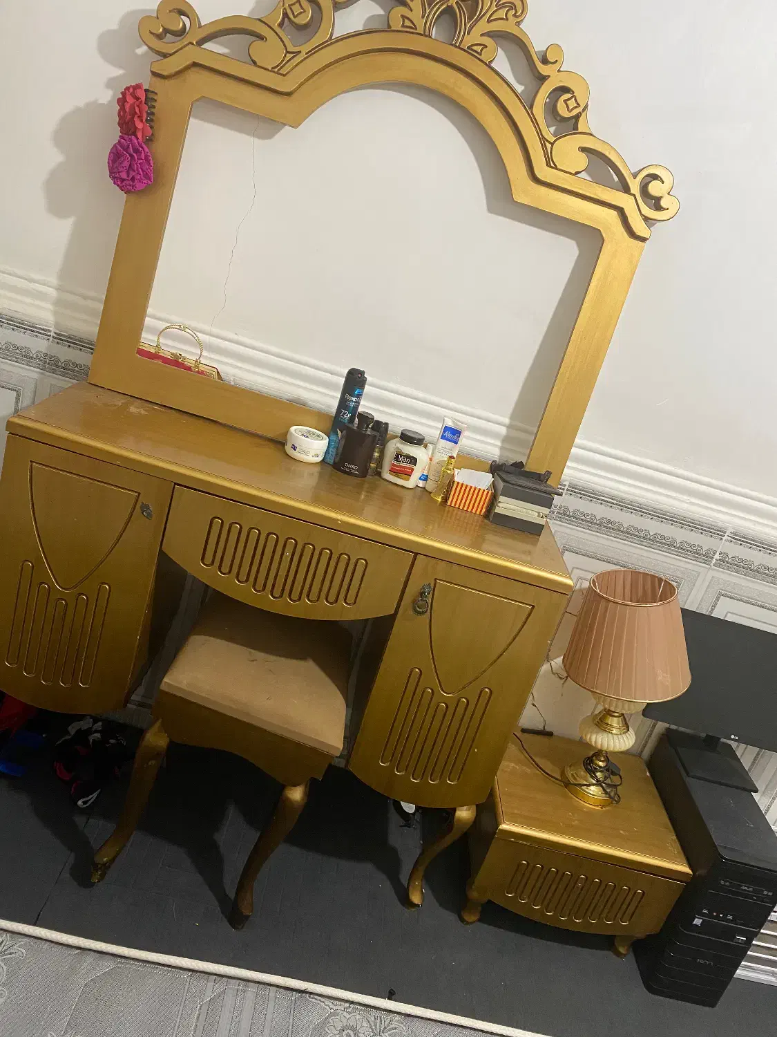 تخت و میز آرایش در حد نو|تخت و سرویس خواب|چابهار, |دیوار