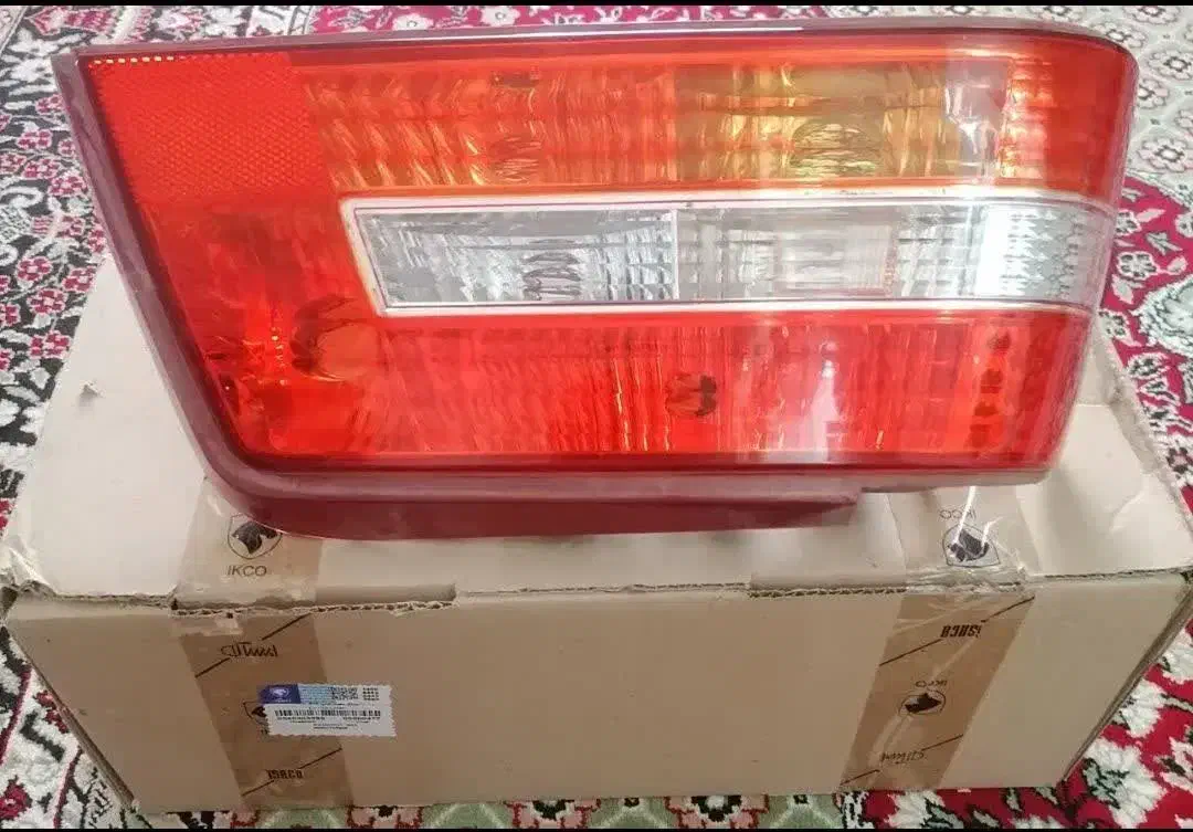 یک عدد چراغ عقب sLx و یک عدد چراغ عقب 405|قطعات یدکی و لوازم جانبی|یزد, |دیوار