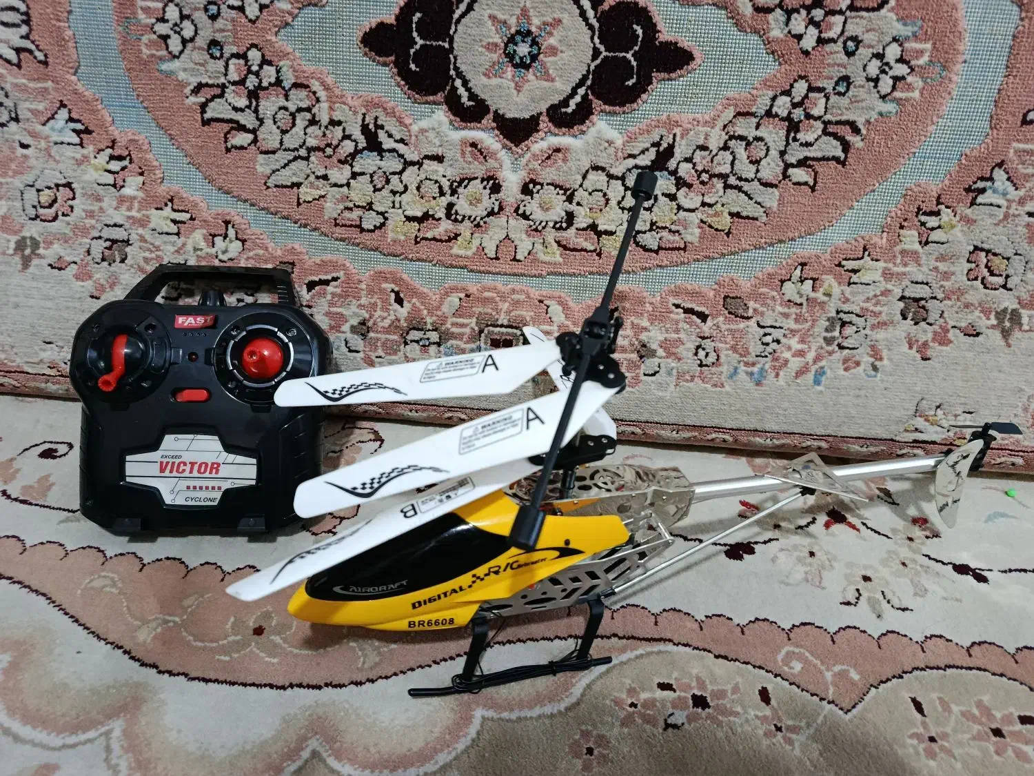 هلیکوپتر کنترلی سایز بزرگ نیاز به تعمیر بسیار جزئی|اسباببازی|شمشک, |دیوار