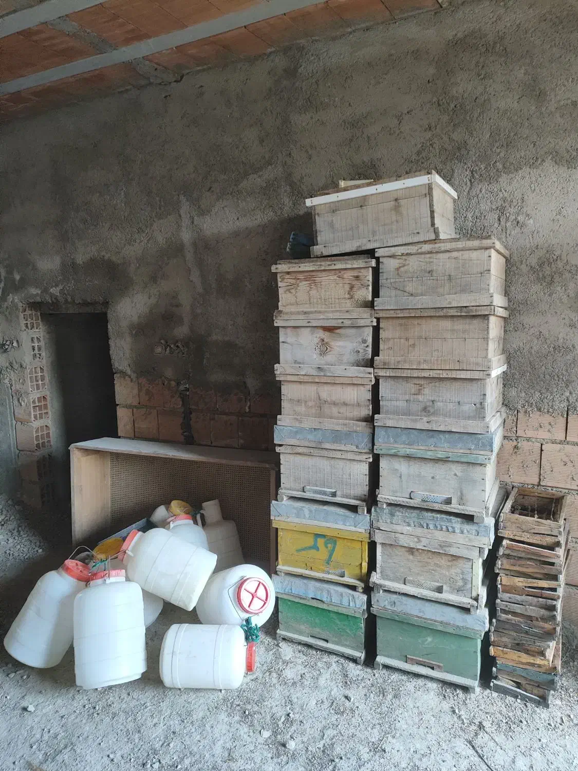 کندو خالی و طبق|حیوانات مزرعه|رامیان, |دیوار