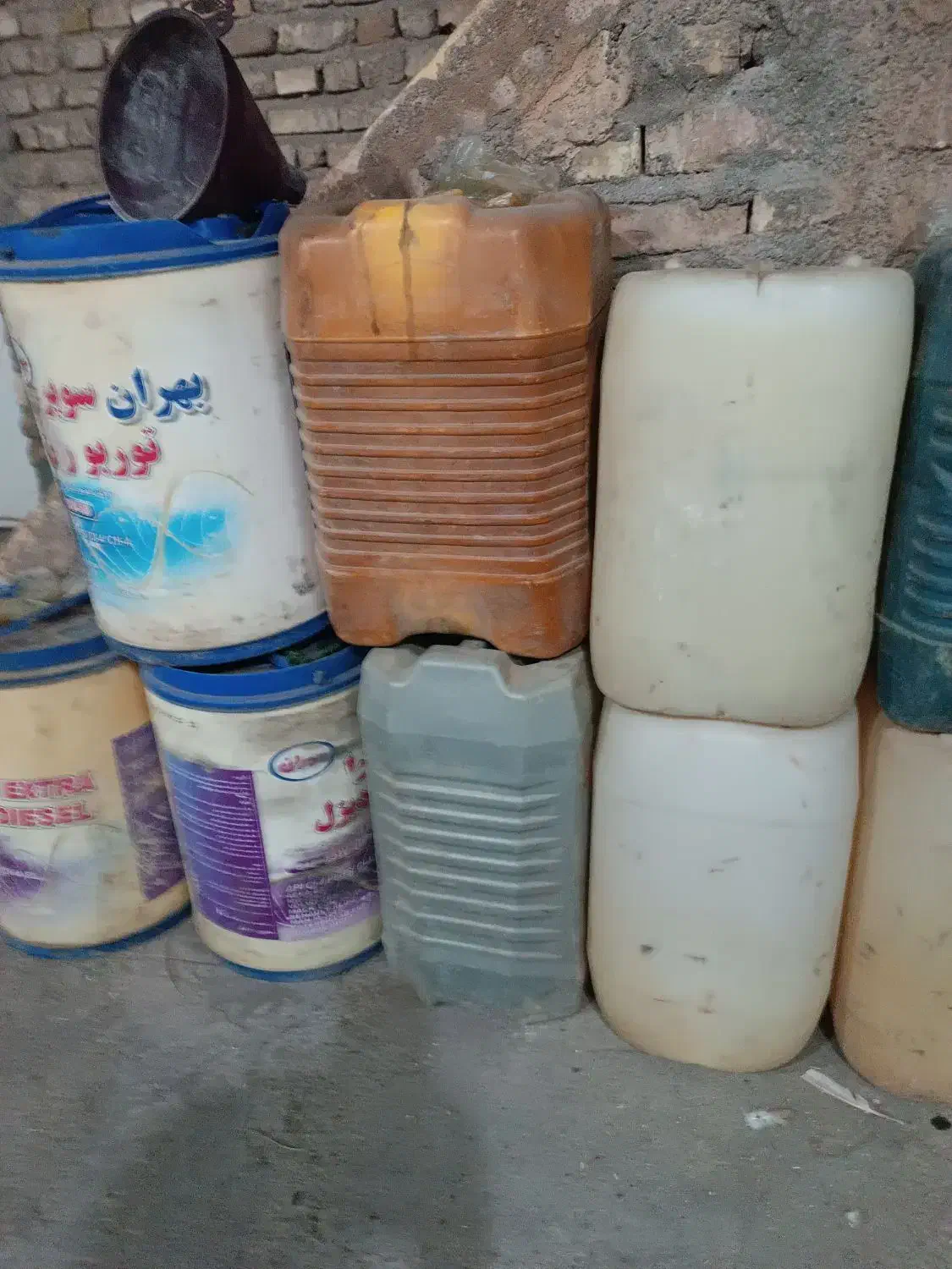 بیست لیتری خالی|ظروف نگهدارنده، پلاستیکی، یک‌بارمصرف|رفسنجان, |دیوار