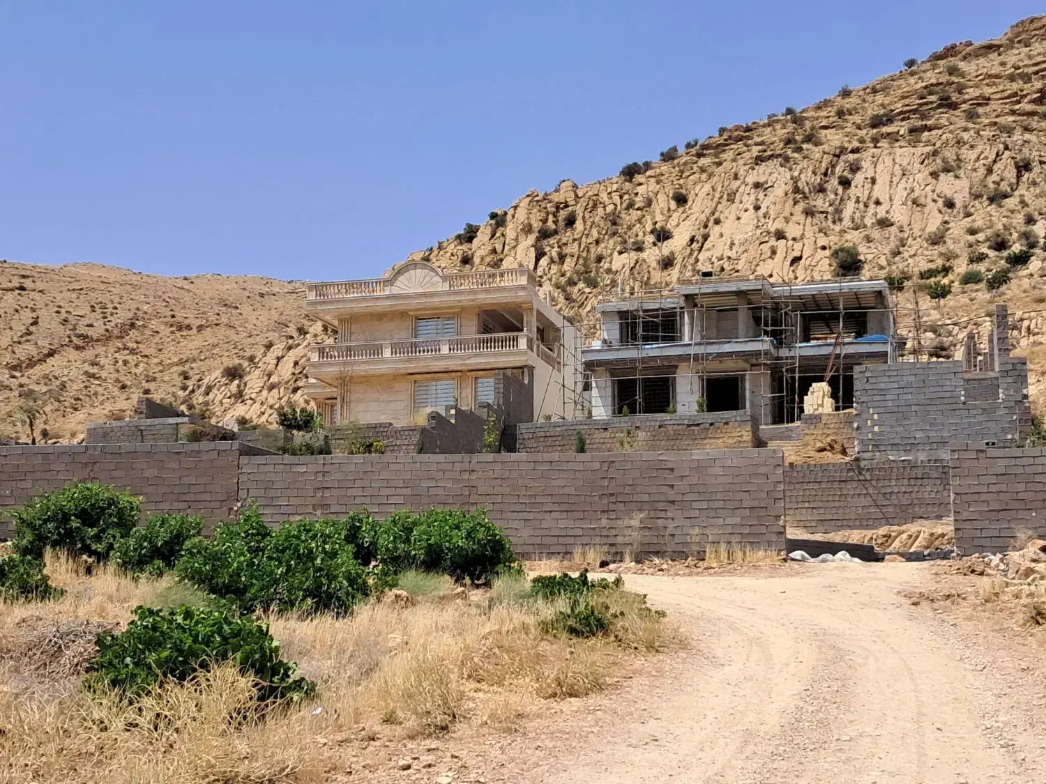 ویلا کِلستان با تمامی امکانات و سند تک برگ|فروش خانه و ویلا|شیراز, گلستان|دیوار