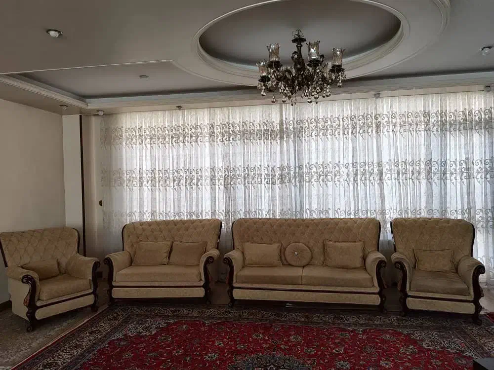 دو دست مبل راحتی و سلطنتی|مبلمان خانگی و میز عسلی|اراک, |دیوار