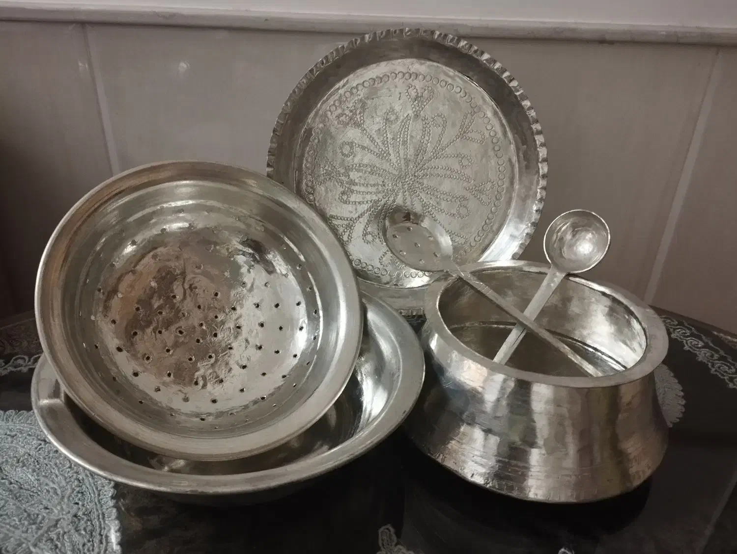 سرویس ظروف مسی سیسمونی یا نوزادی عتیقه وانتیک|کلکسیون اشیاء عتیقه|قم, باجک یک|دیوار