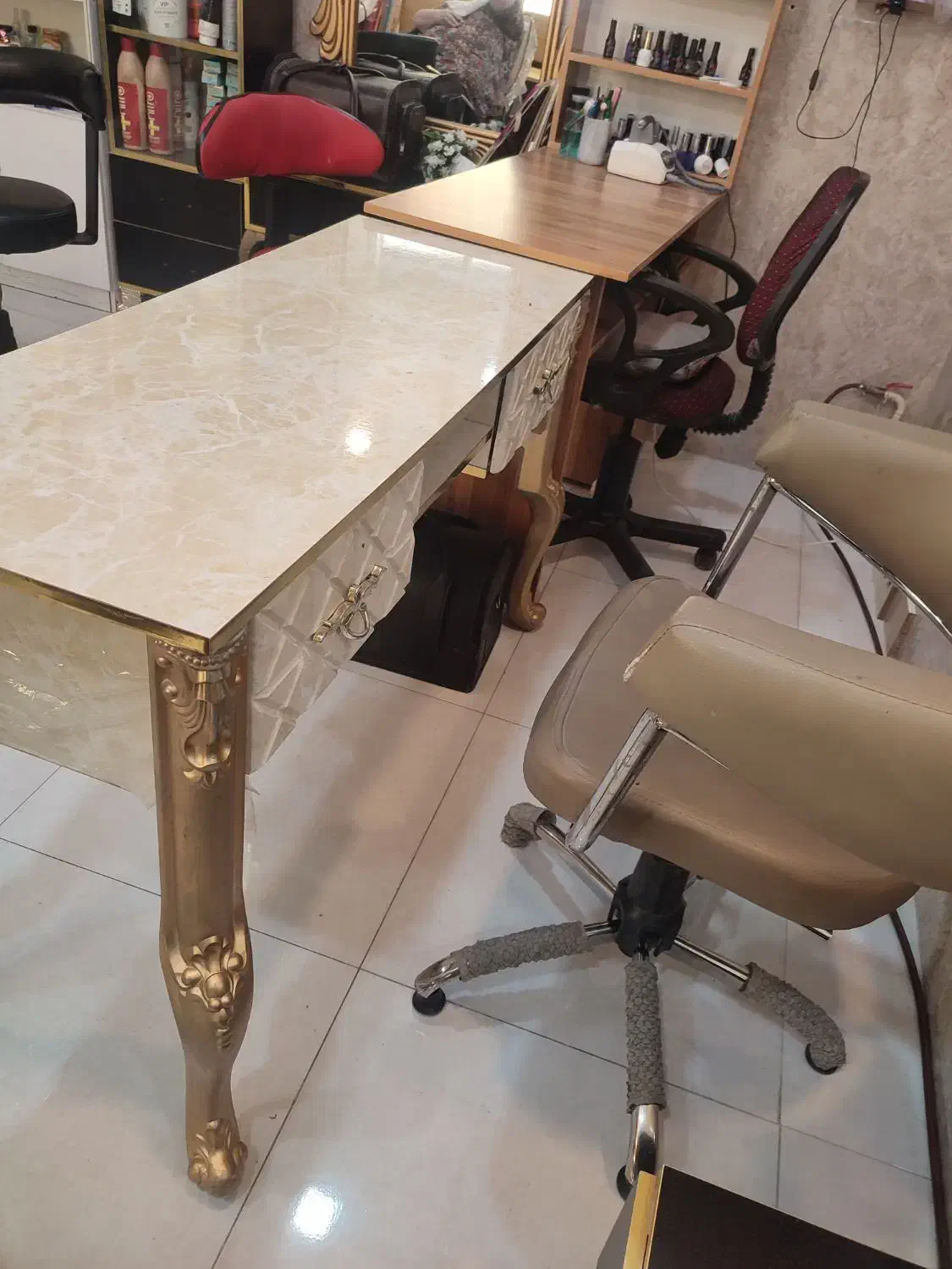 میز ناخن با صندلی|آرایشگاه و سالن‌های زیبایی|زرندیه, |دیوار