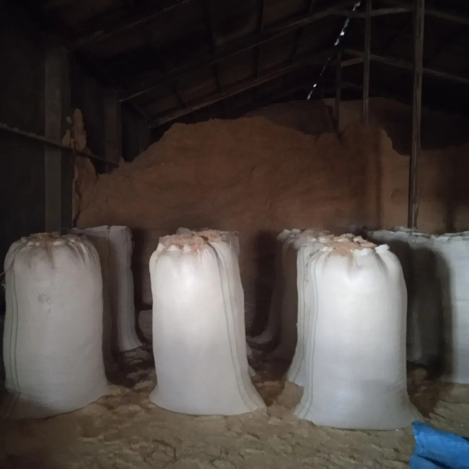 کاه درجه یک|لوازم جانبی حیوانات|رباط‌کریم, رباط‌کریم|دیوار