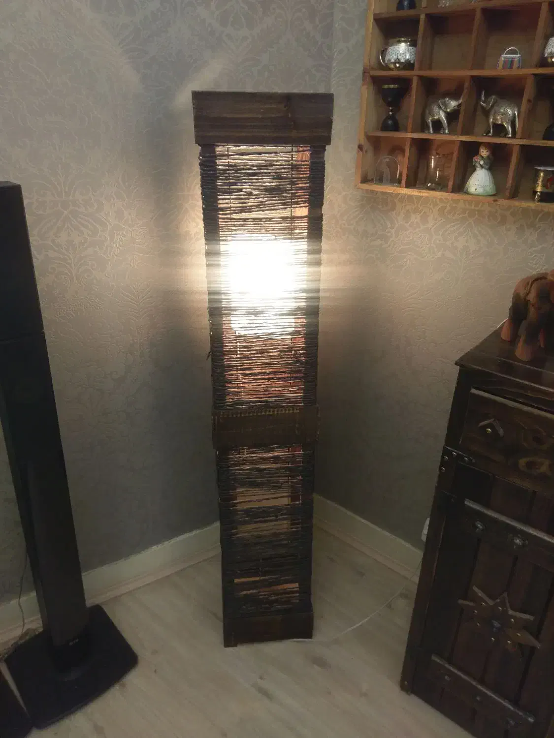 چراغ خواب آباژور چوبی ایستاده کنار سالنی|لوستر و چراغ آویز|تهران, ونک|دیوار