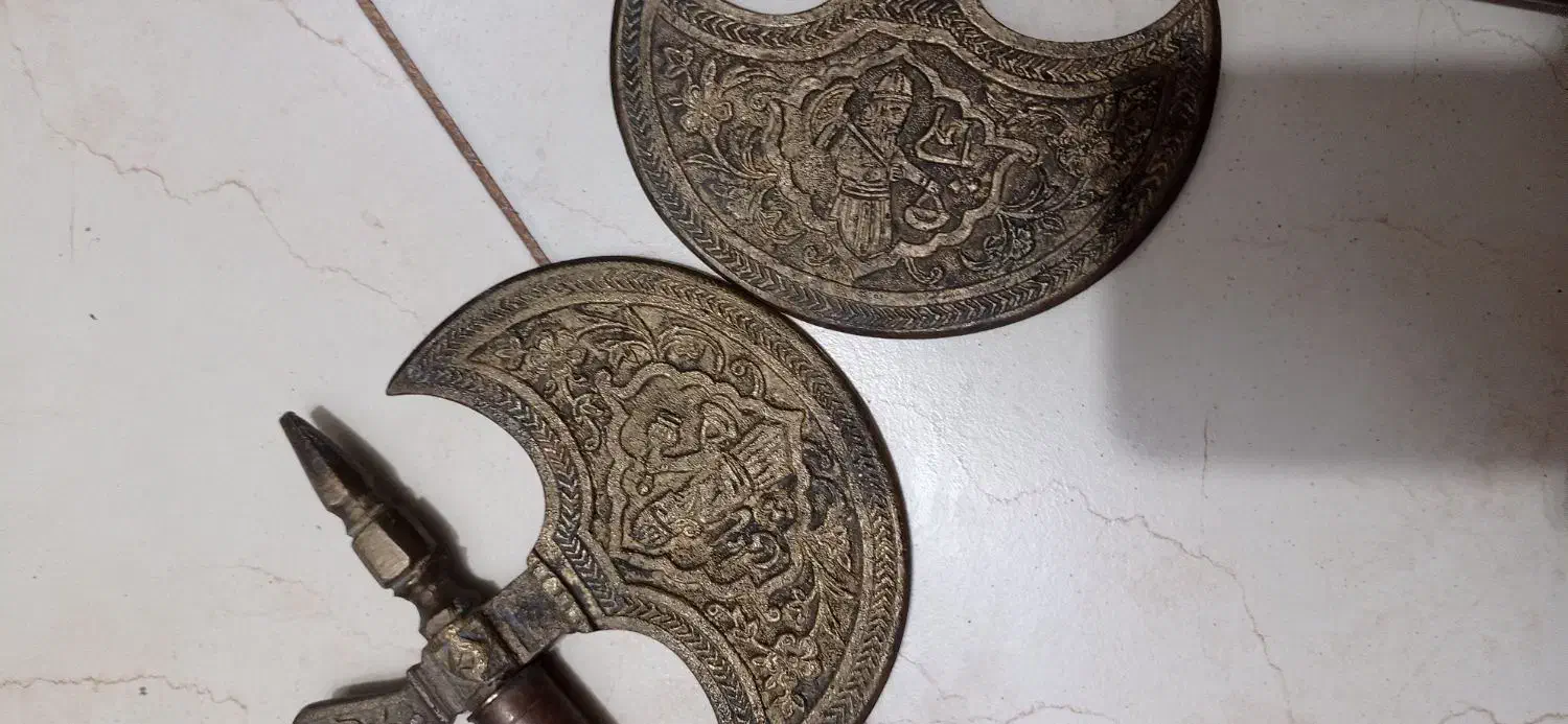 تبر برنجی|کلکسیون اشیاء عتیقه|اصفهان, حصه جنوبی|دیوار