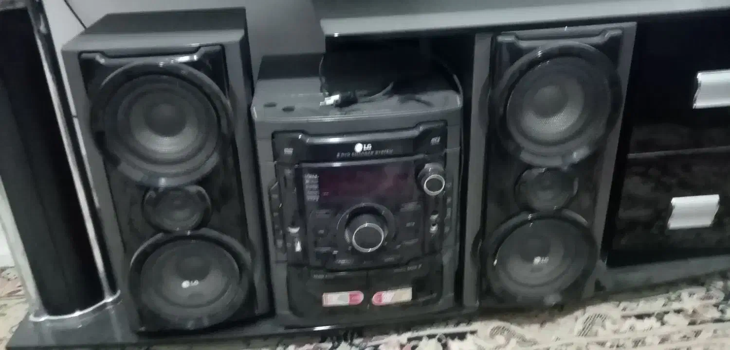 تلویزیون میز تلویزیون و یک ضبط با دو باند|میز تلویزیون|تربتحیدریه, مظفریه|دیوار