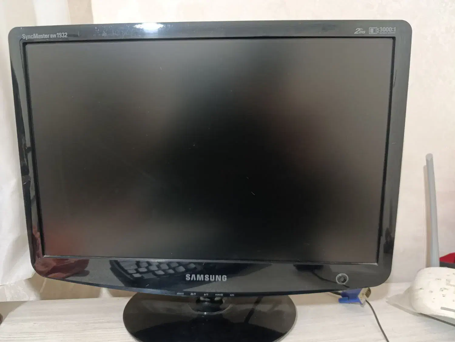 کامپیوتر|رایانه رومیزی|ری, علایین|دیوار