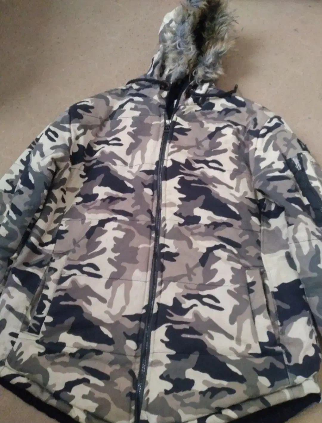 کاپشن|لباس|تنکمان, |دیوار