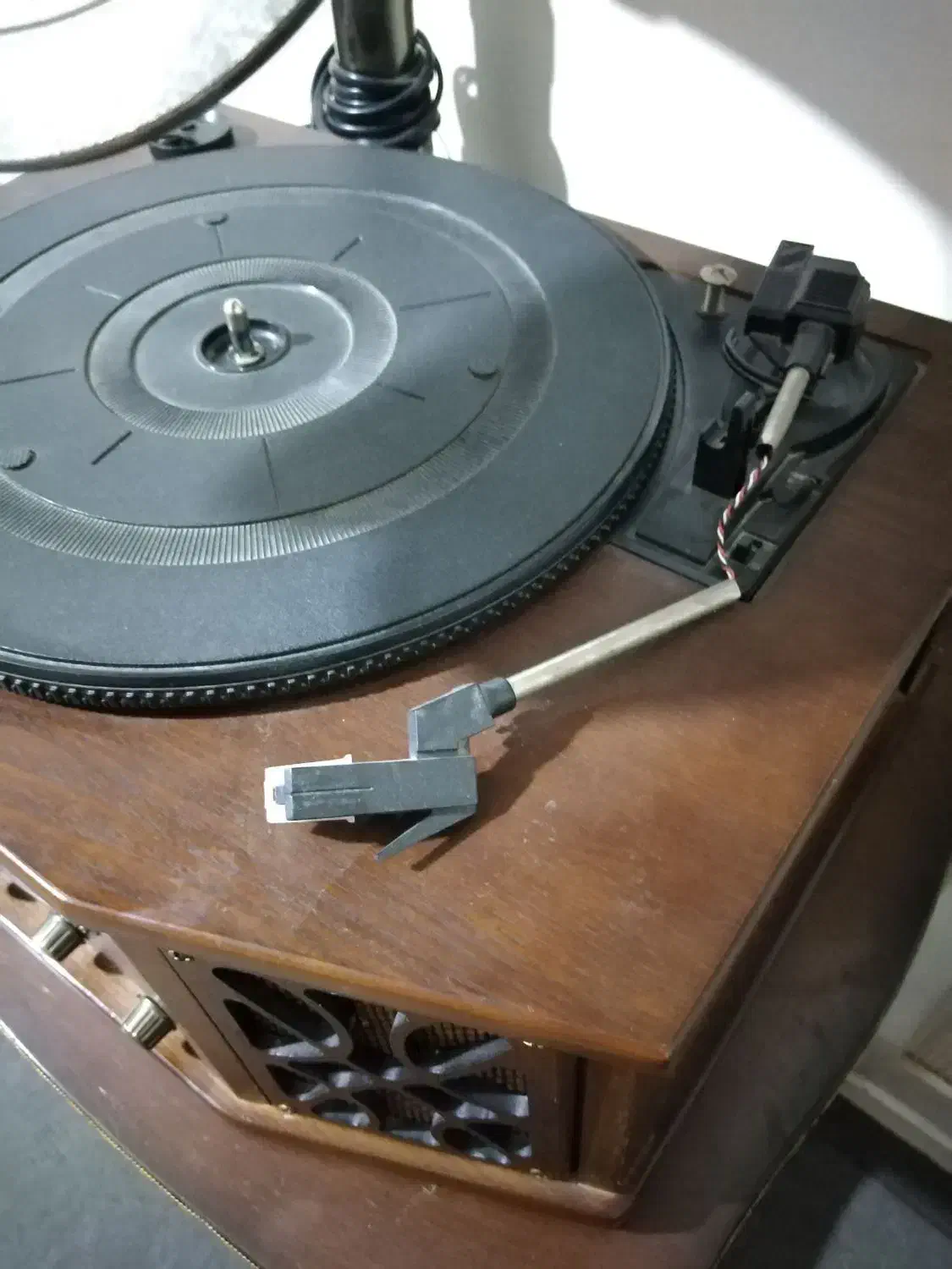 گرامافون با میز|کلکسیون اشیاء عتیقه|مشهد, سرافرازان|دیوار