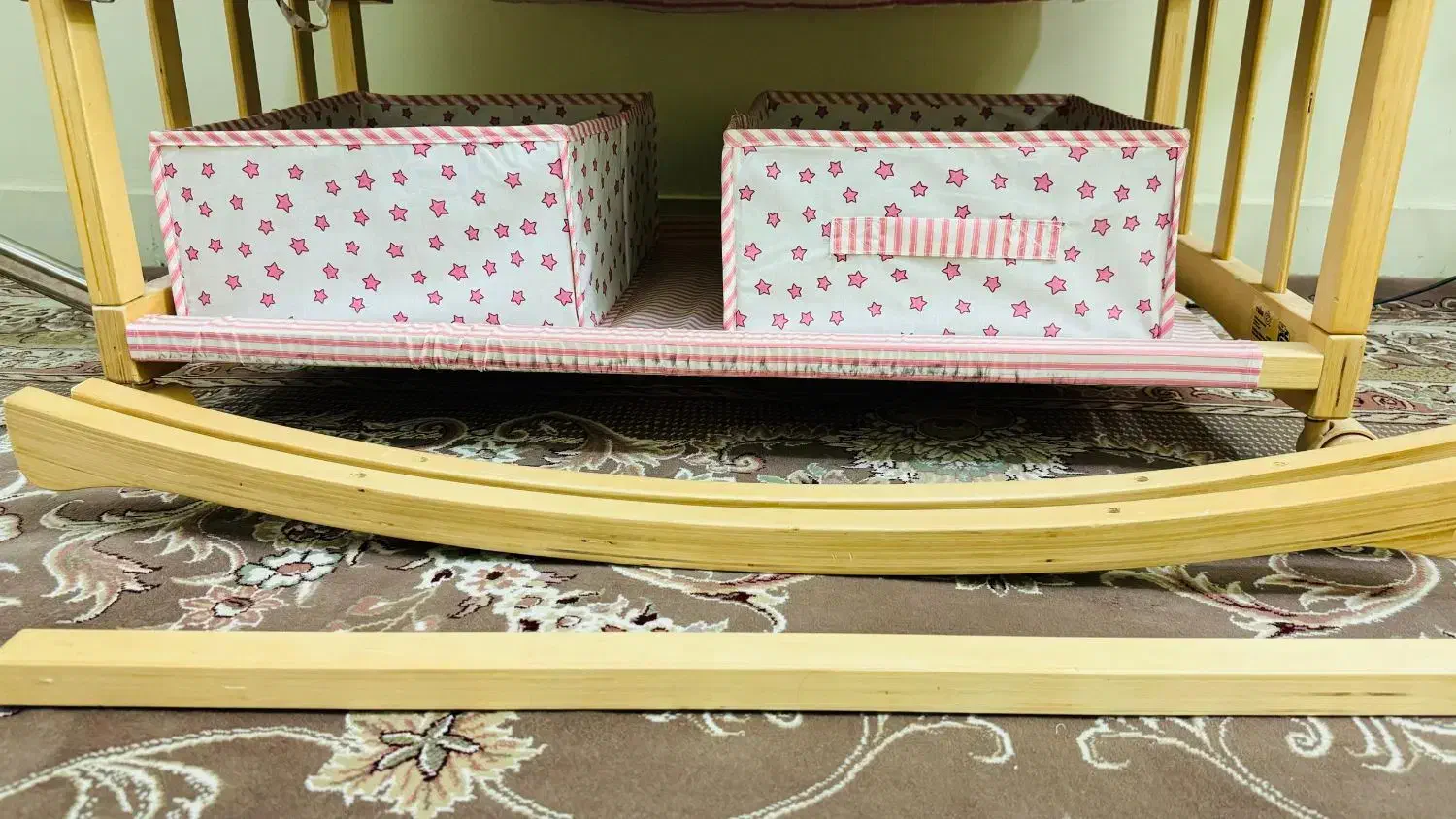 تخت کنار مادر و گهواره نوزادی|تخت و صندلی بچه|برازجان, |دیوار