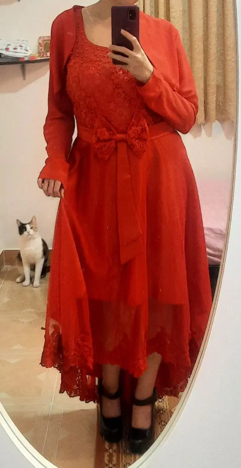 پیراهن مجلسی دنباله دار قرمز|لباس|رشت, منظریه|دیوار