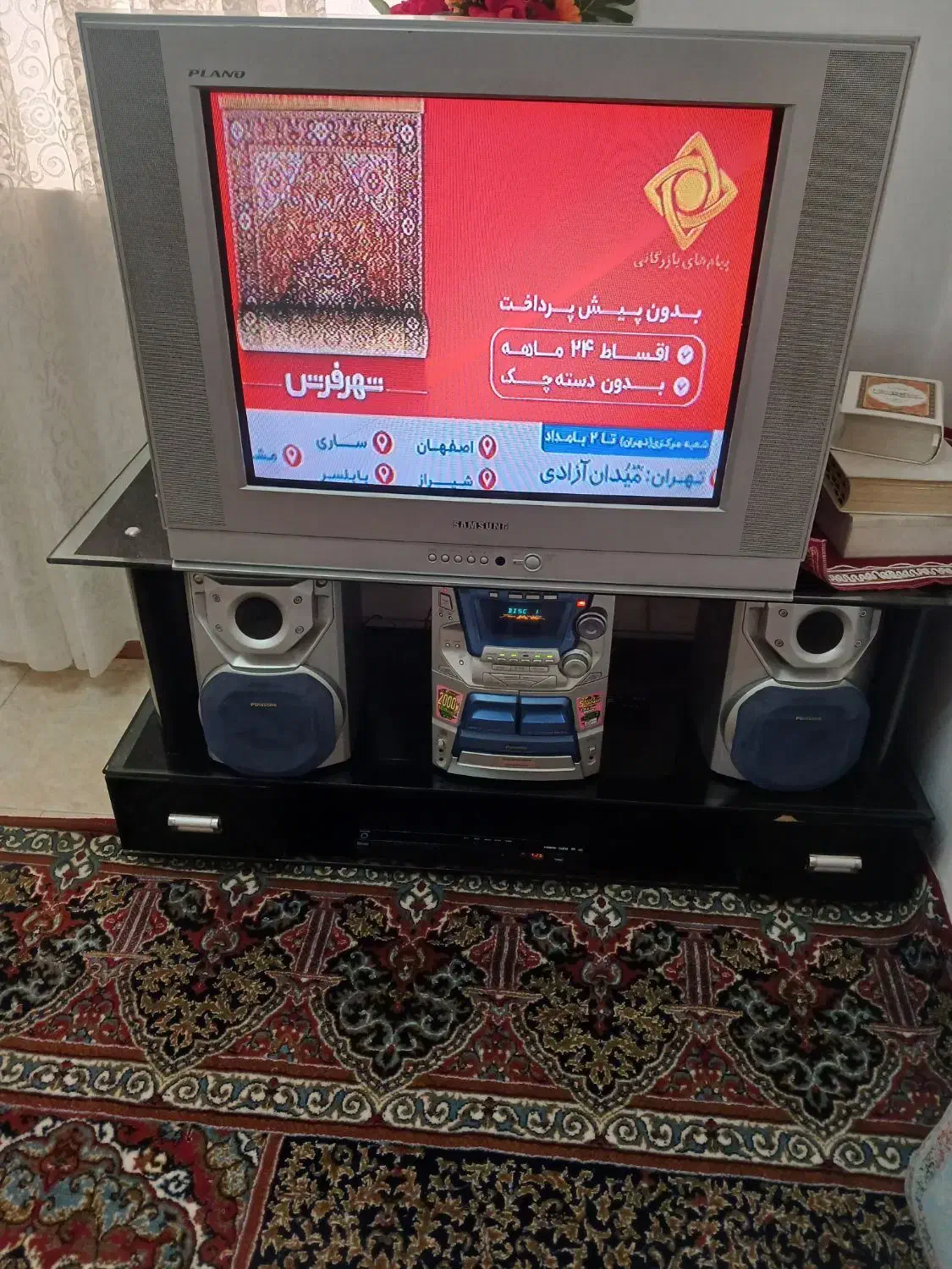 تلوزیون به همراه میز تلوزیون|تلویزیون و پروژکتور|رشت, پل تالشان|دیوار