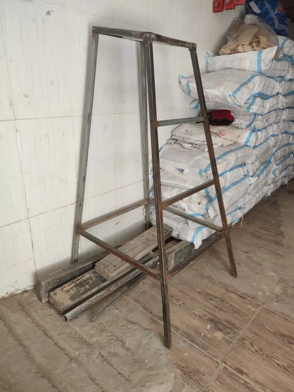 چهارپایه|لوازم سرویس بهداشتی|نیشابور, دارایی|دیوار