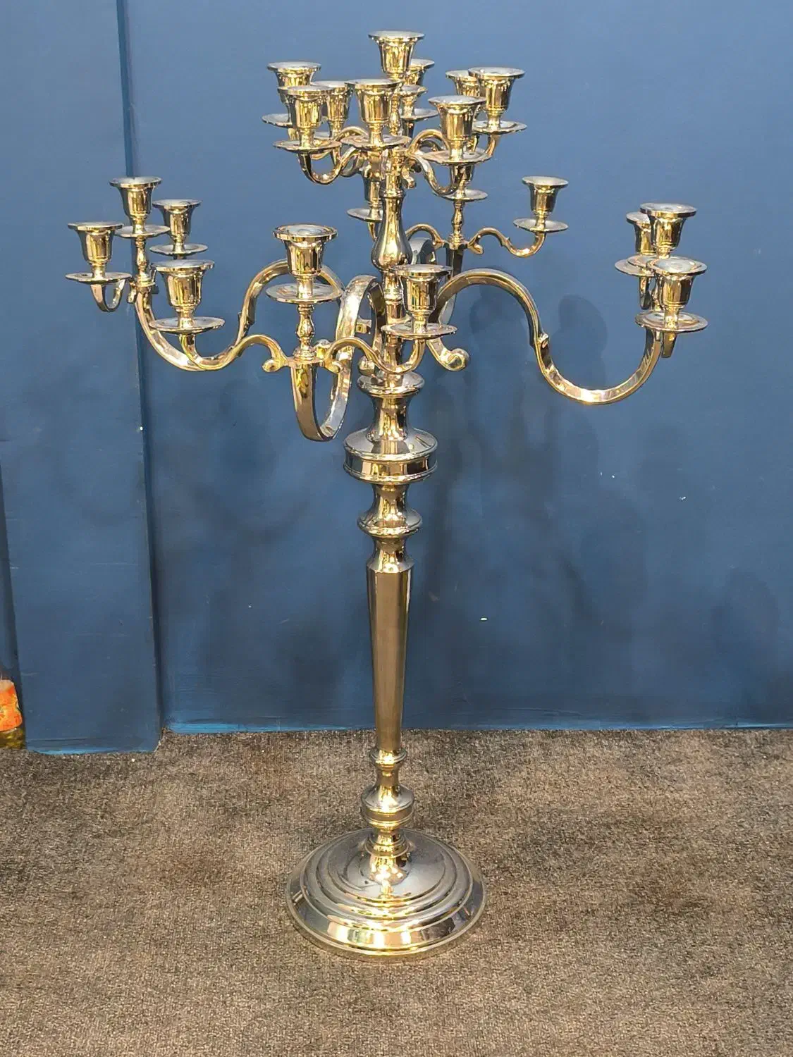 شمعدان کنار سالنی بزرگ خارجی|لوستر و چراغ آویز|تهران, شوش (باغ آذری)|دیوار