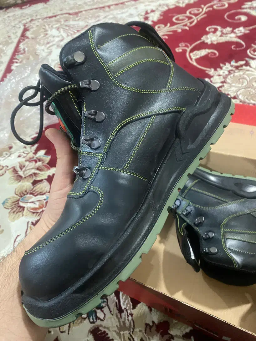 دو عدد کفش ایمنی|کیف، کفش، کمربند|کازرون, |دیوار