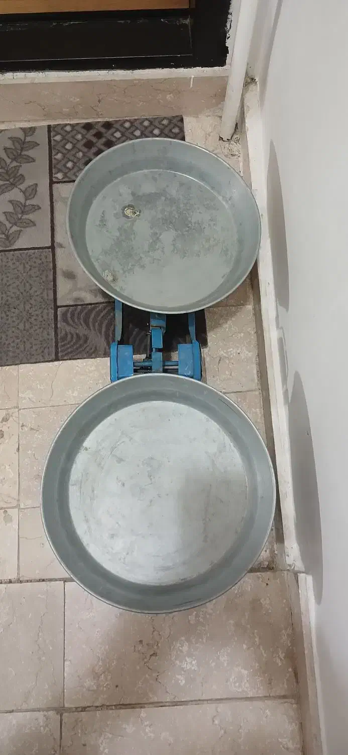 ترازو دوکفه قدیمی ۲۰کیلیویی|کلکسیون اشیاء عتیقه|تبریز, |دیوار