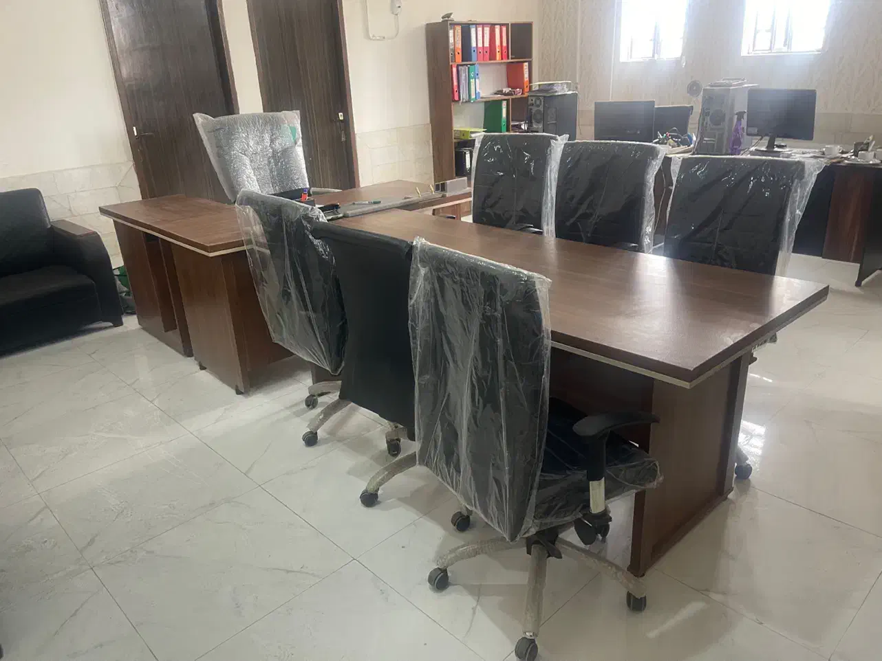میز مهندسی و میز کنفرانس به همراه  شش تا صندلی|مبلمان اداری|سیرجان, |دیوار