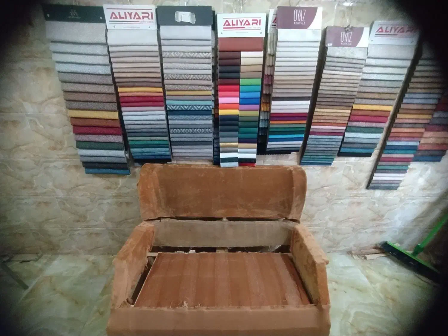 تهمیرات و ساخت مبل یک تا هفت نفره|مبلمان خانگی و میز عسلی|بم, |دیوار